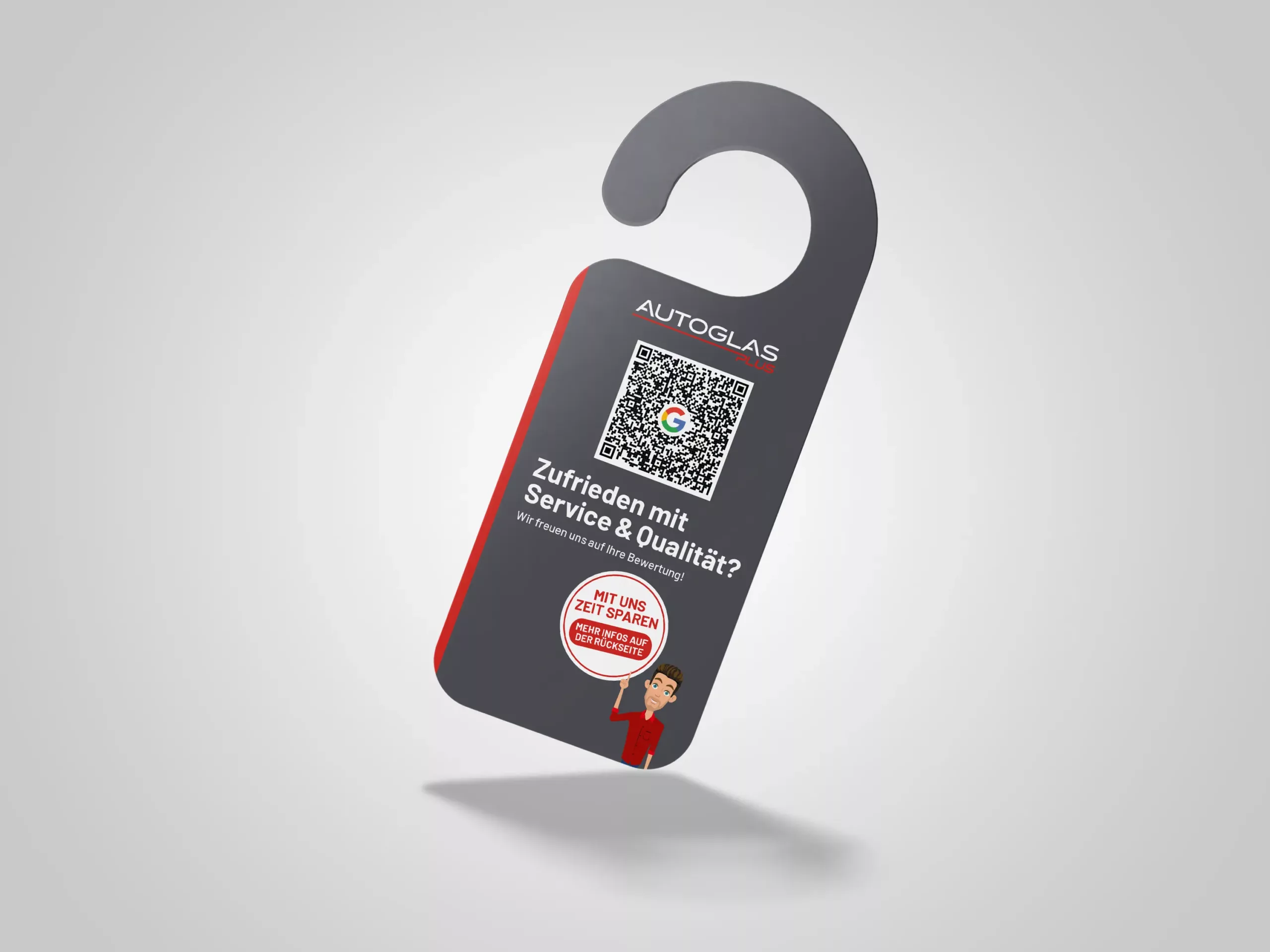 Ein Türhänger mit einem QR-Code, dem Text "Autoglas" und der Frage "Zufrieden mit Service & Qualität?" auf grauem Hintergrund.