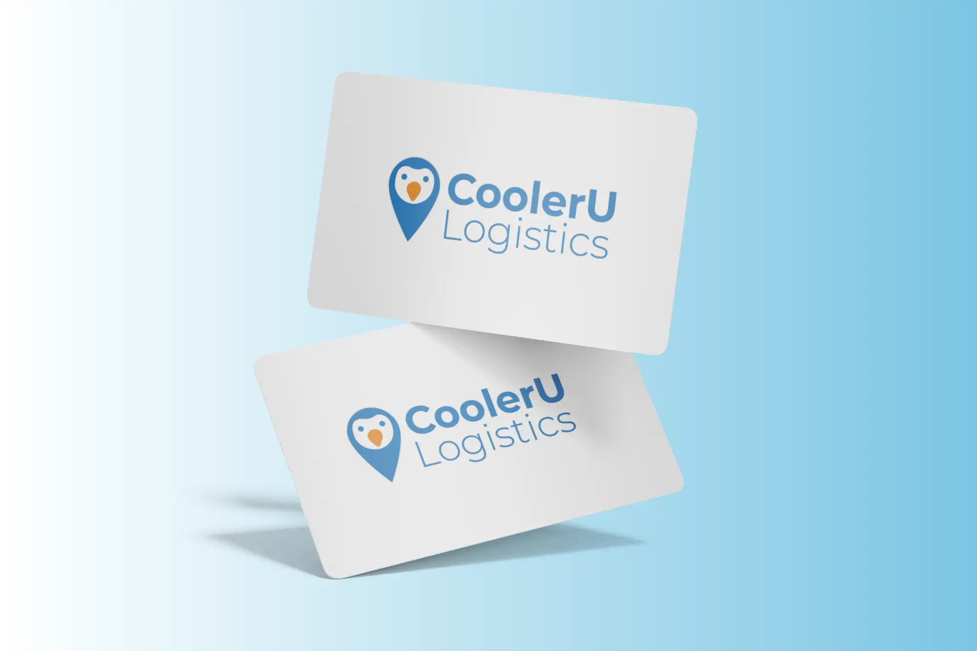 Zwei Visitenkarten mit dem "CoolerU Logistics"-Logo und einem Pinguin-Symbol auf blauem Hintergrund mit Farbverlauf.