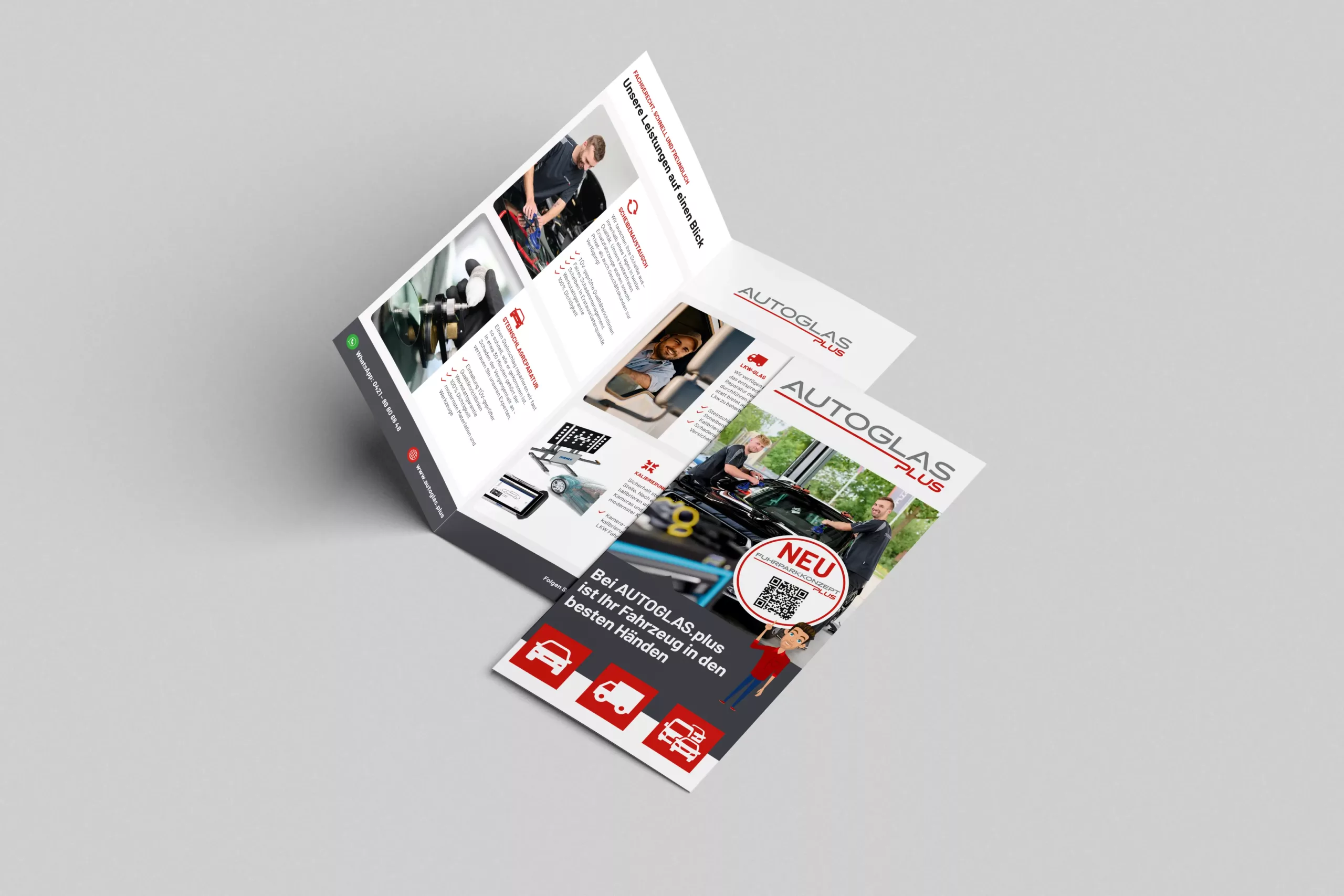 Eine dreifach gefaltete Broschüre für Autoglas Plus mit Bildern von Autos, einem QR-Code, Service-Symbolen und Informationstexten in deutscher Sprache.