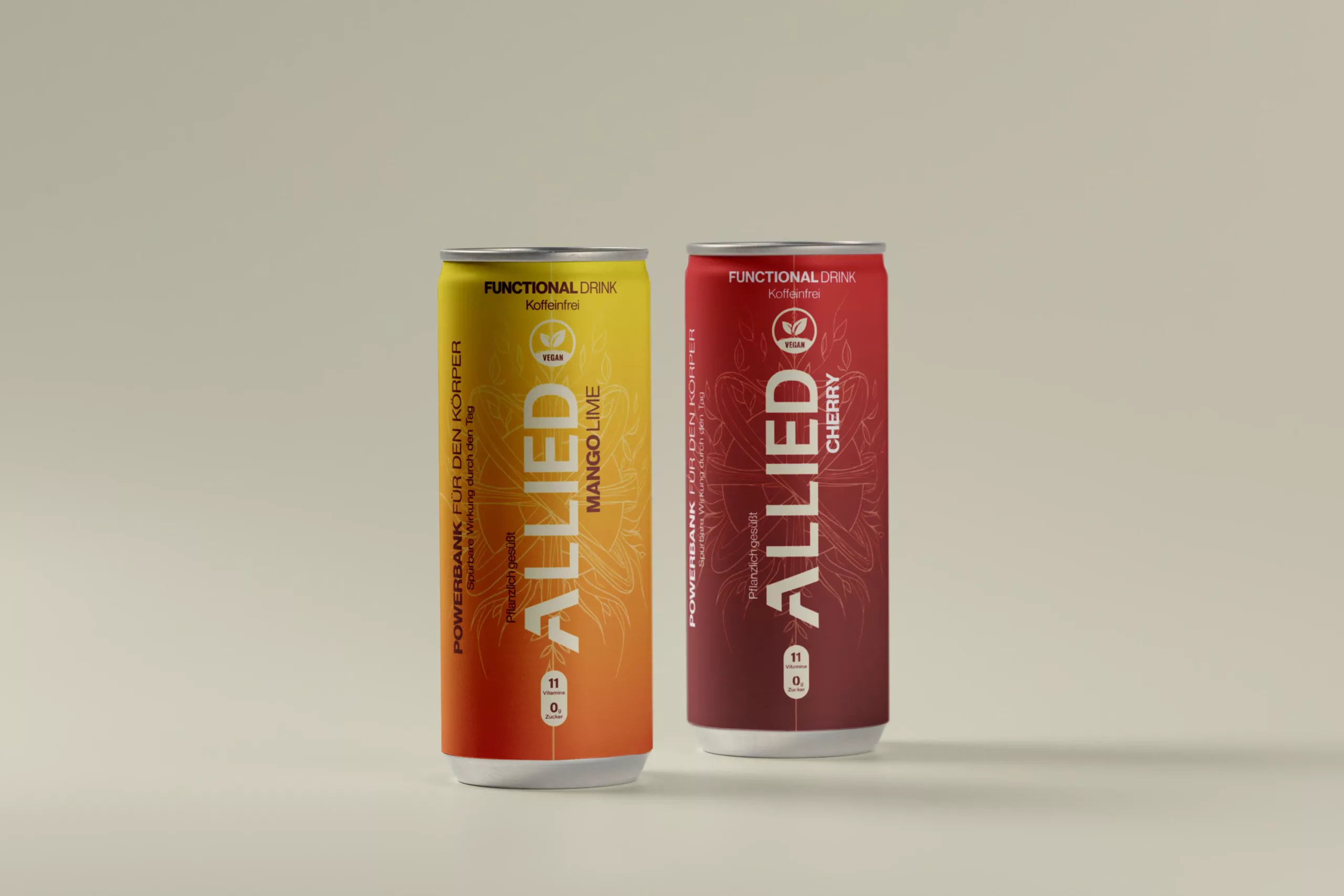 Zwei Dosen des Funktionsgetränks Allied, eine mit Mango-Limetten-Geschmack in Orange und Gelb und eine mit Kirschgeschmack in Rot, stehen nebeneinander auf einem neutralen Hintergrund.
