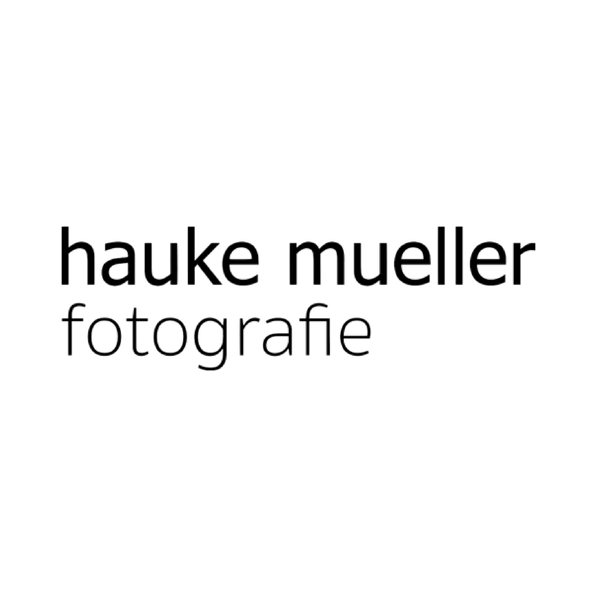 Der schwarze Text auf weißem Hintergrund lautet "hauke mueller fotografie" in einer klaren, modernen serifenlosen Schrift.