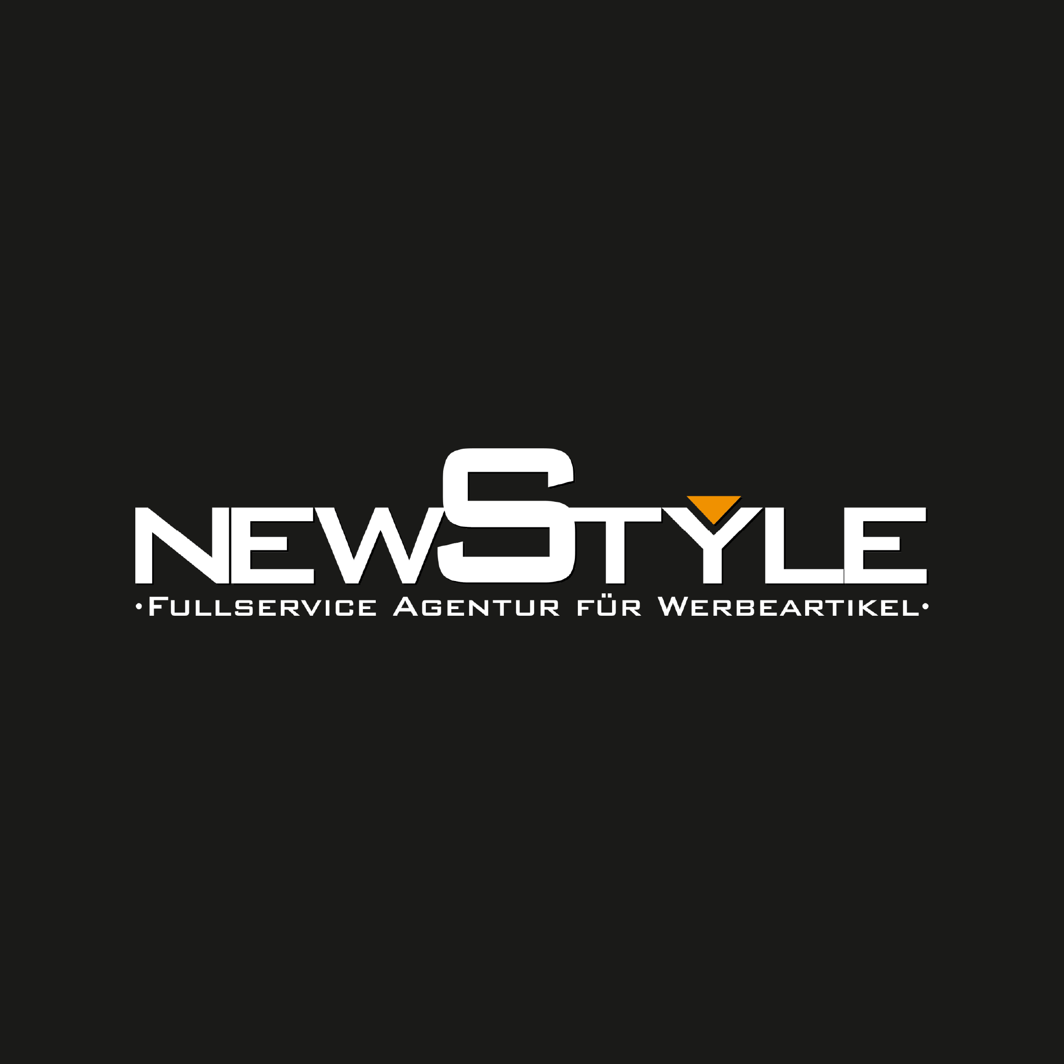 Logo mit dem Text "NEWSTYLE", wobei das "S" stilisiert und groß ist; darunter steht der Satz "FULLSERVICE AGENTUR FÜR WERBEARTIKEL" auf schwarzem Hintergrund.
