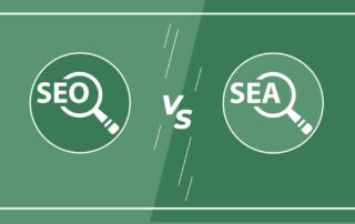 Grafik mit "SEO" und "SEA" jeweils in Kreisen mit Lupen, getrennt durch "vs" in der Mitte auf grünem Hintergrund.