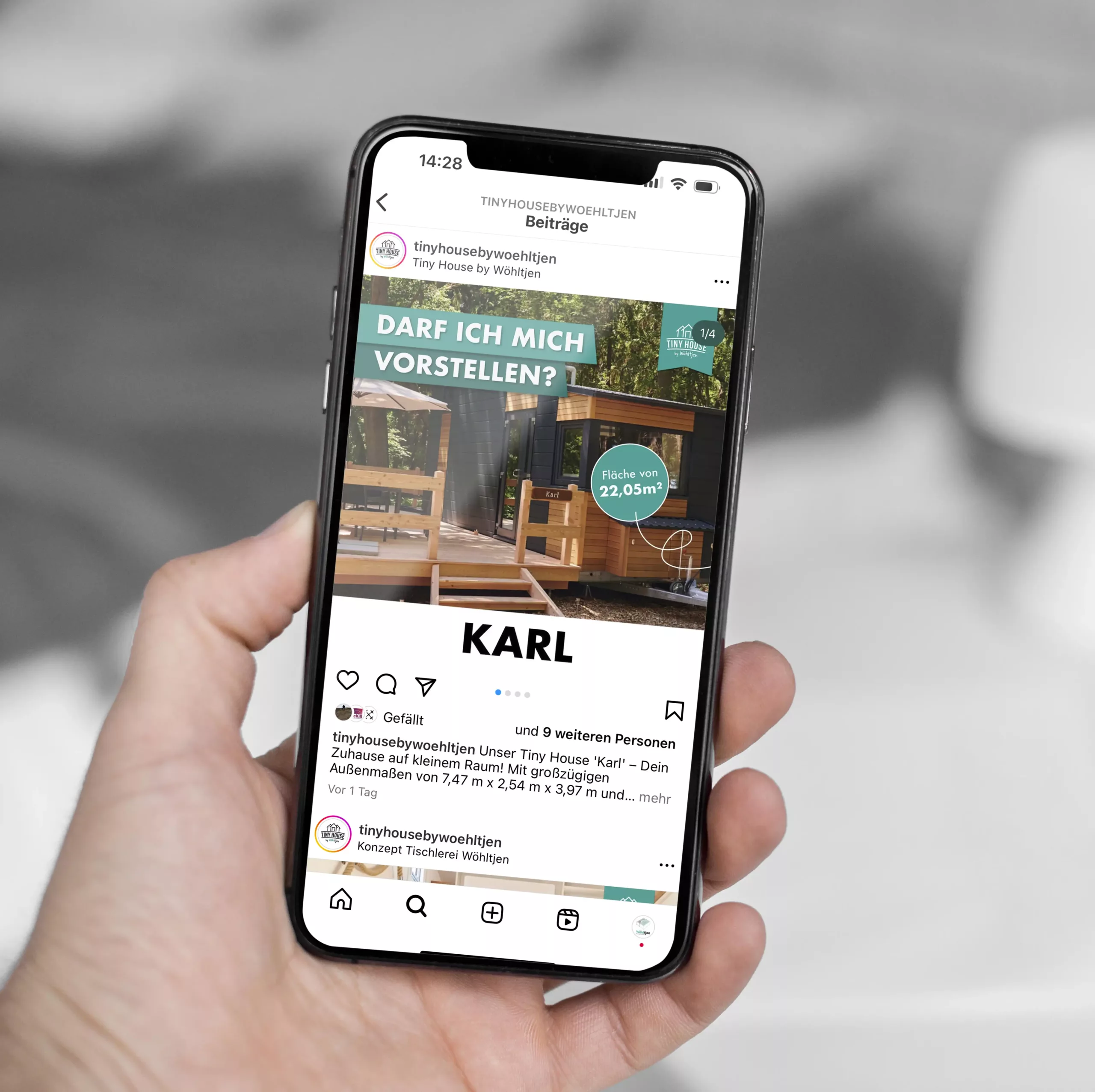 Eine Hand hält ein Smartphone, auf dem ein Instagram-Post über ein winziges Haus mit dem Namen "Karl" zu sehen ist, der das Innere und Details wie die Größe von 12,05 m² in deutscher Sprache zeigt.