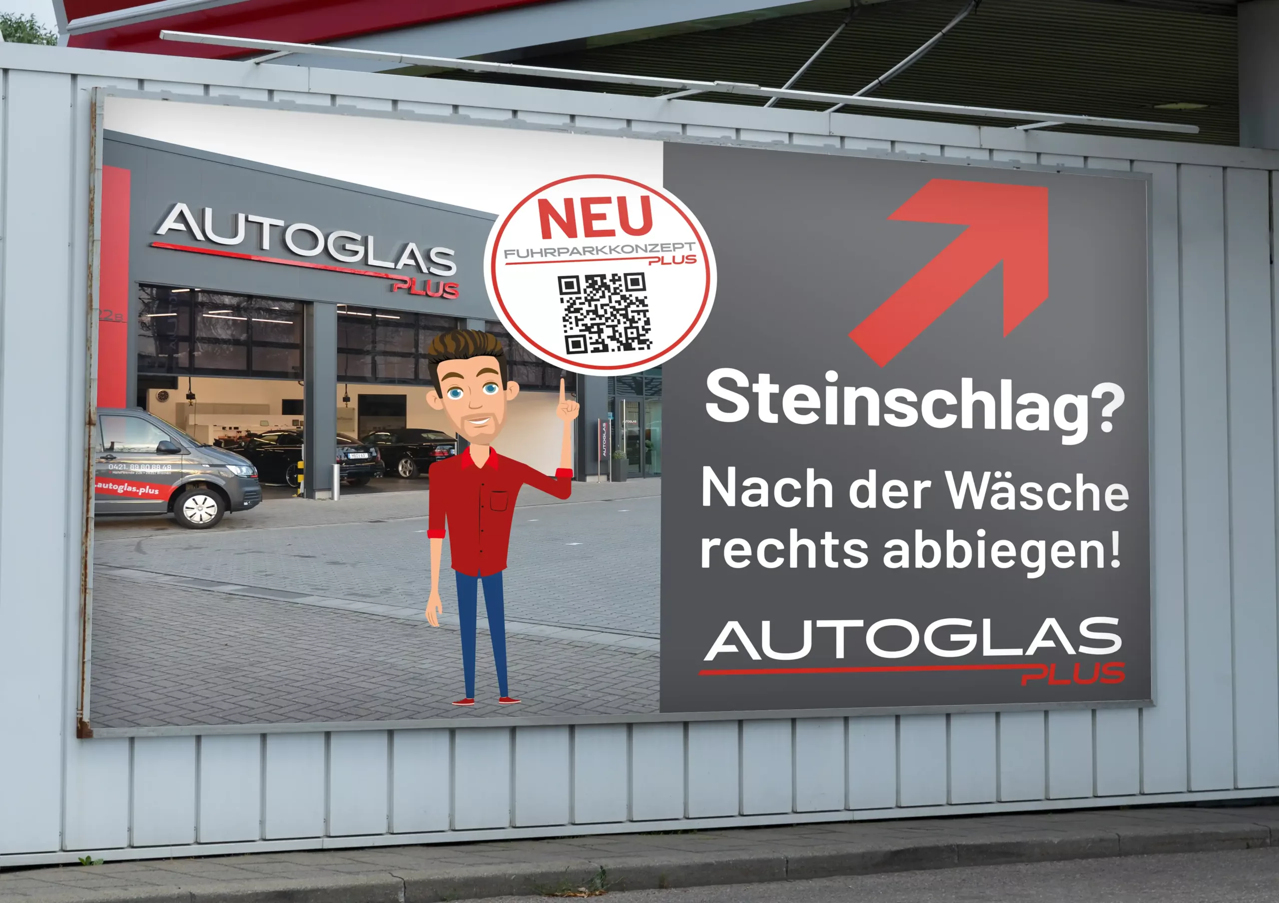 Plakat für Autoglas Plus mit einem Cartoon-Mann, der auf einen QR-Code zeigt, der für die Reparatur von Windschutzscheiben wirbt, neben einer Autowaschanlage mit der Anweisung, nach dem Waschen rechts abzubiegen.