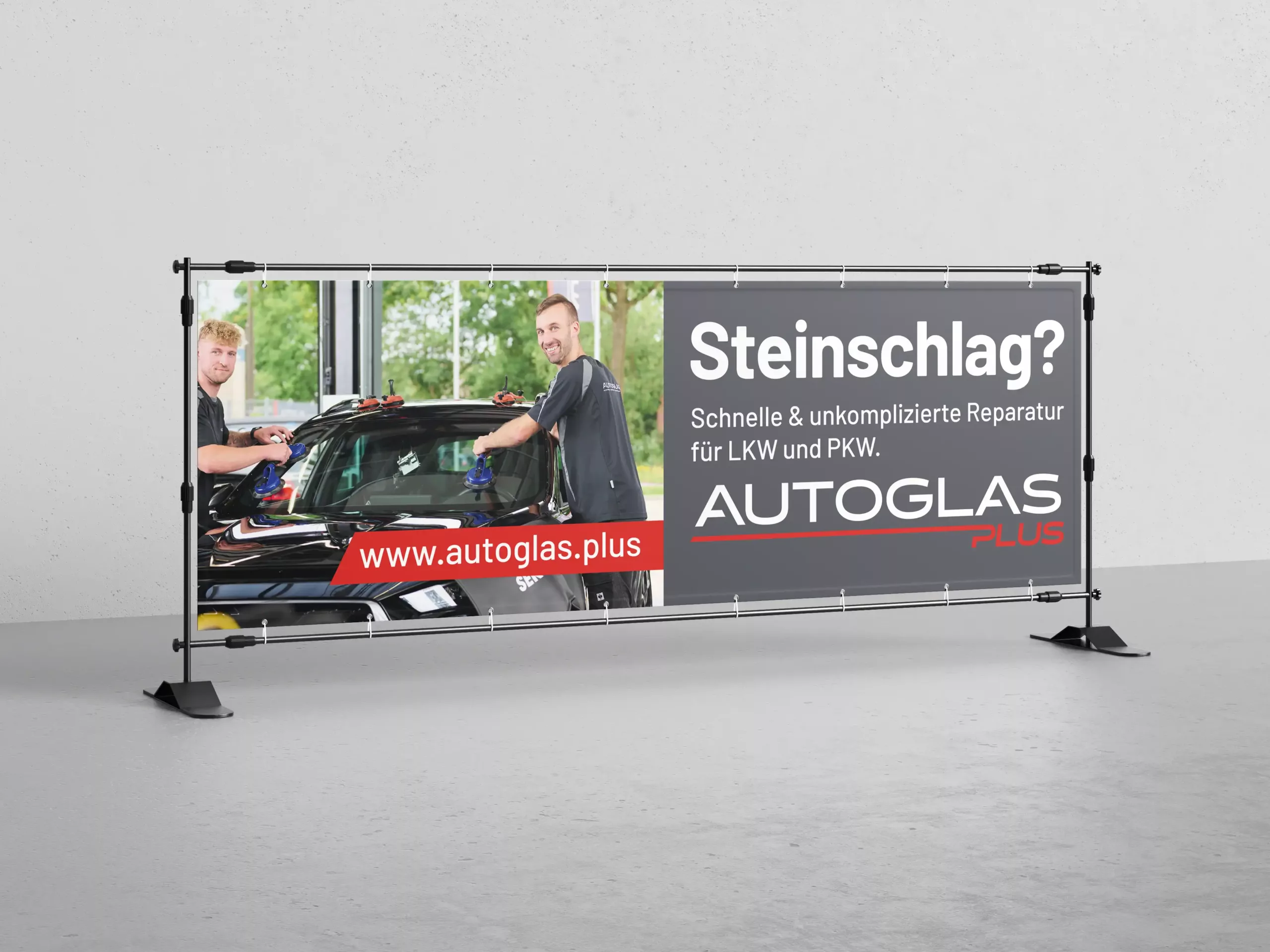 Die Bannerwerbung für Autoglas Plus zeigt zwei Arbeiter, die eine Autoscheibe reparieren. Der Text bietet eine schnelle, unkomplizierte Reparatur für Lkw und Pkw.