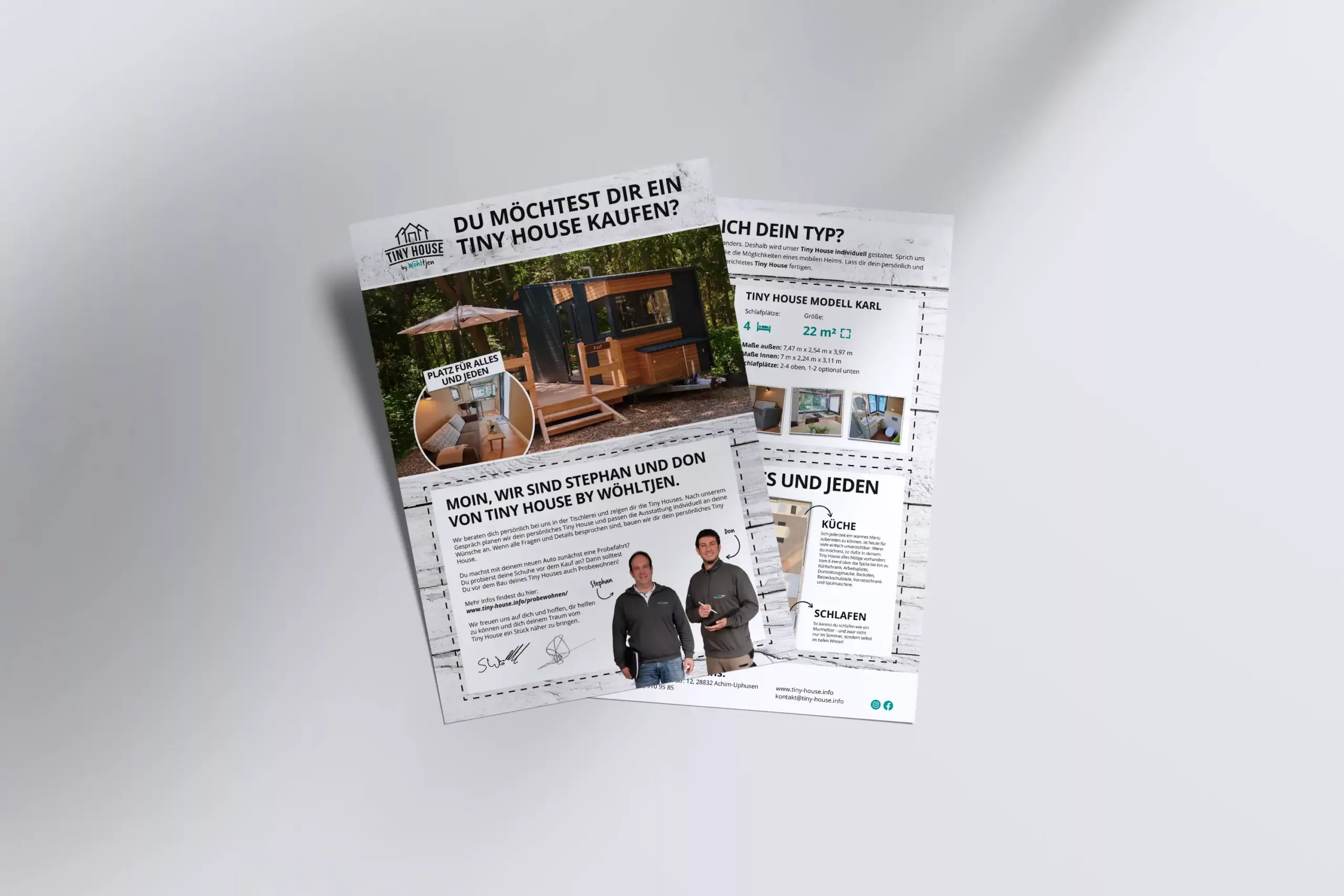 Zwei deutschsprachige Flugblätter über den Kauf eines winzigen Hauses, mit Bildern eines winzigen Hauses, Informationstext und Fotos von zwei zusammenstehenden Männern.