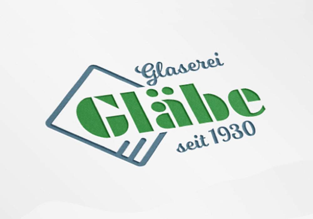 Logo der "Glaserei Gläbe seit 1930" in grüner und blauer Schrift, mit einer Grafik einer stilisierten Glasscheibe hinter dem Wort "Gläbe".