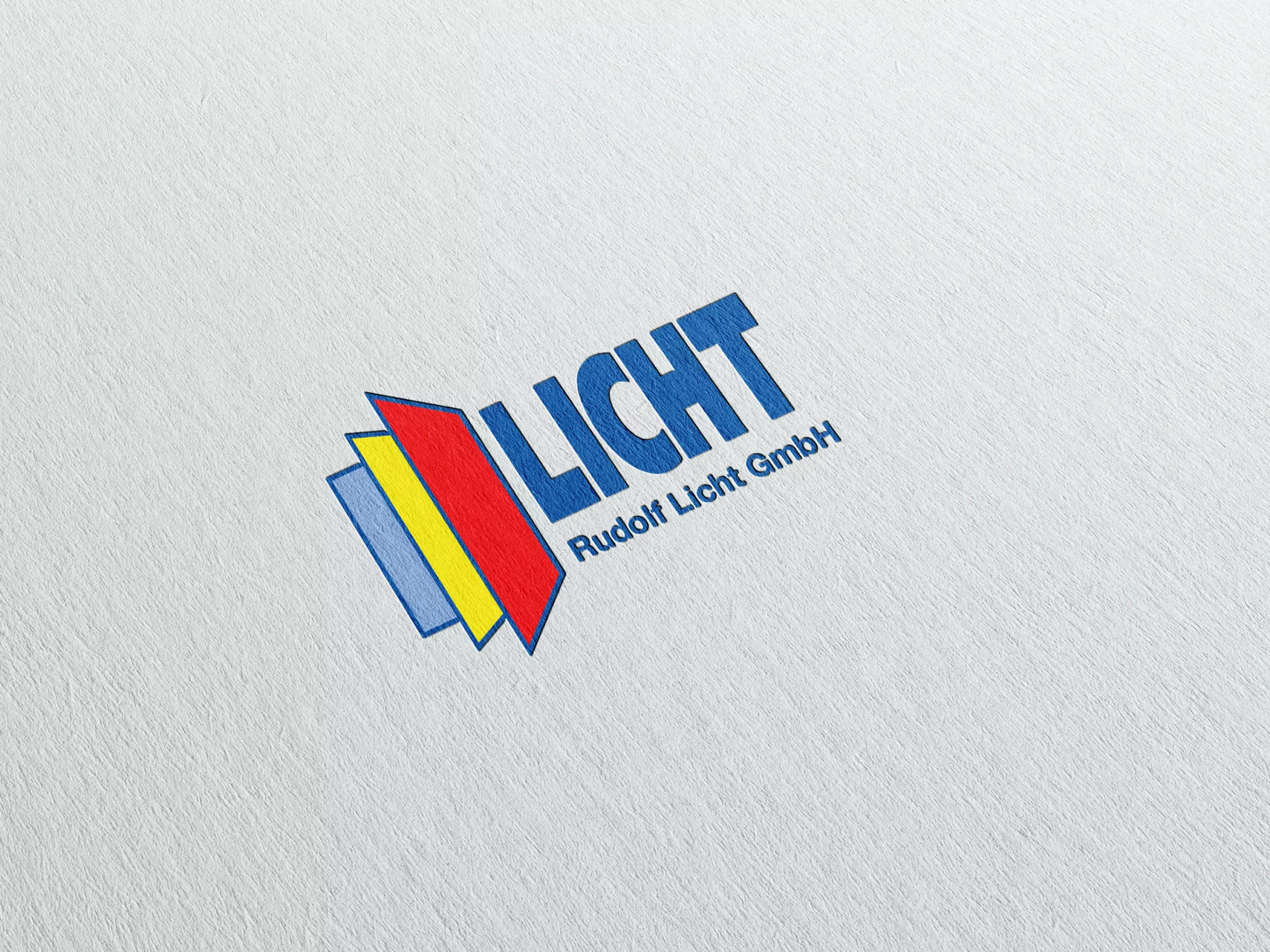 Logo für "LICHT Rudolf Licht GmbH" mit stilisierten roten, gelben und blauen Feldern links vom blauen Text auf weißem, strukturiertem Hintergrund.