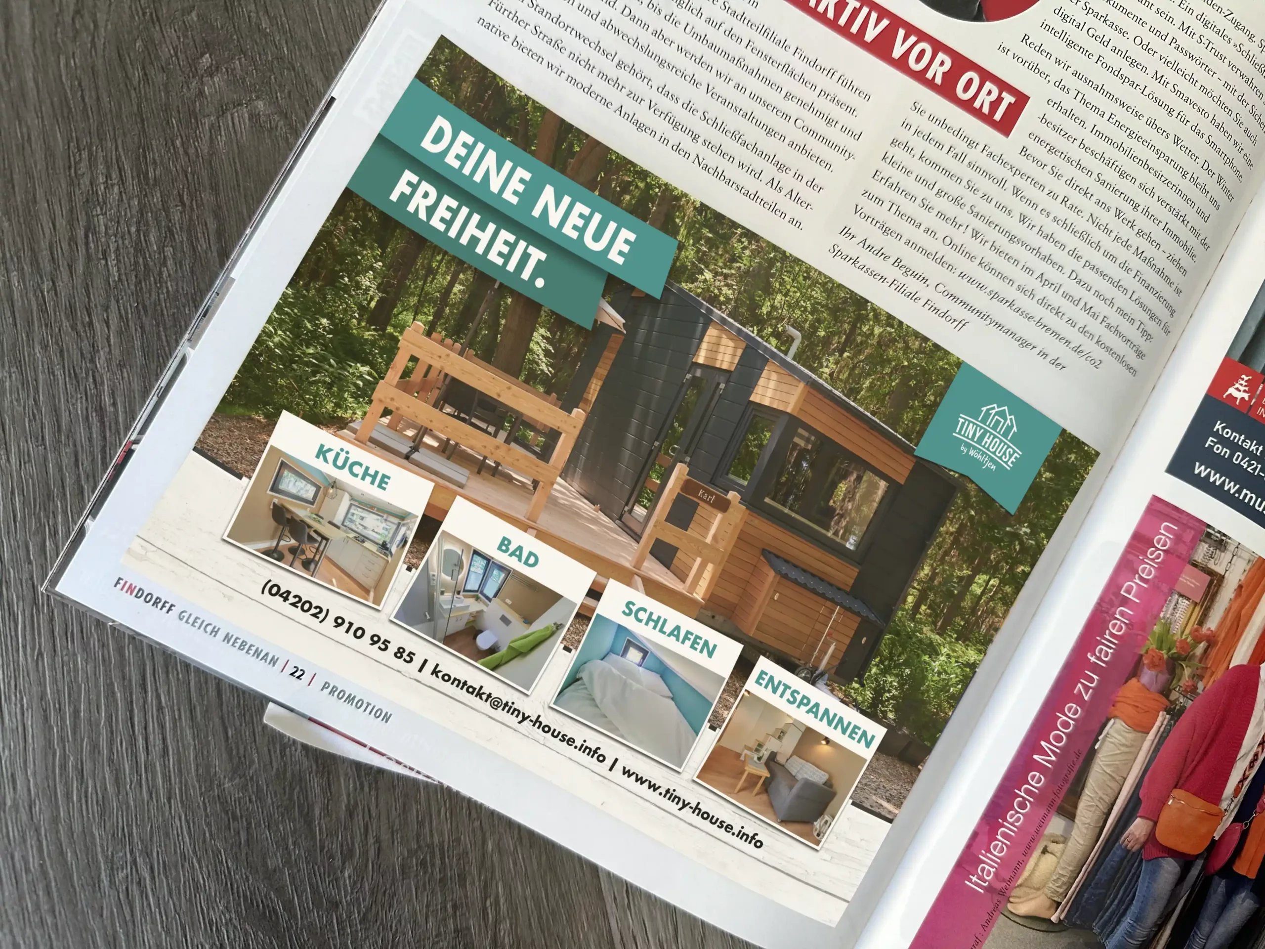 Anzeige in einer Zeitschrift für kleine Häuser, die eine Außenansicht eines kleinen Hauses im Wald und vier kleinere Bilder mit den Bezeichnungen Küche, Bad, Schlafen und Entspannen zeigt.