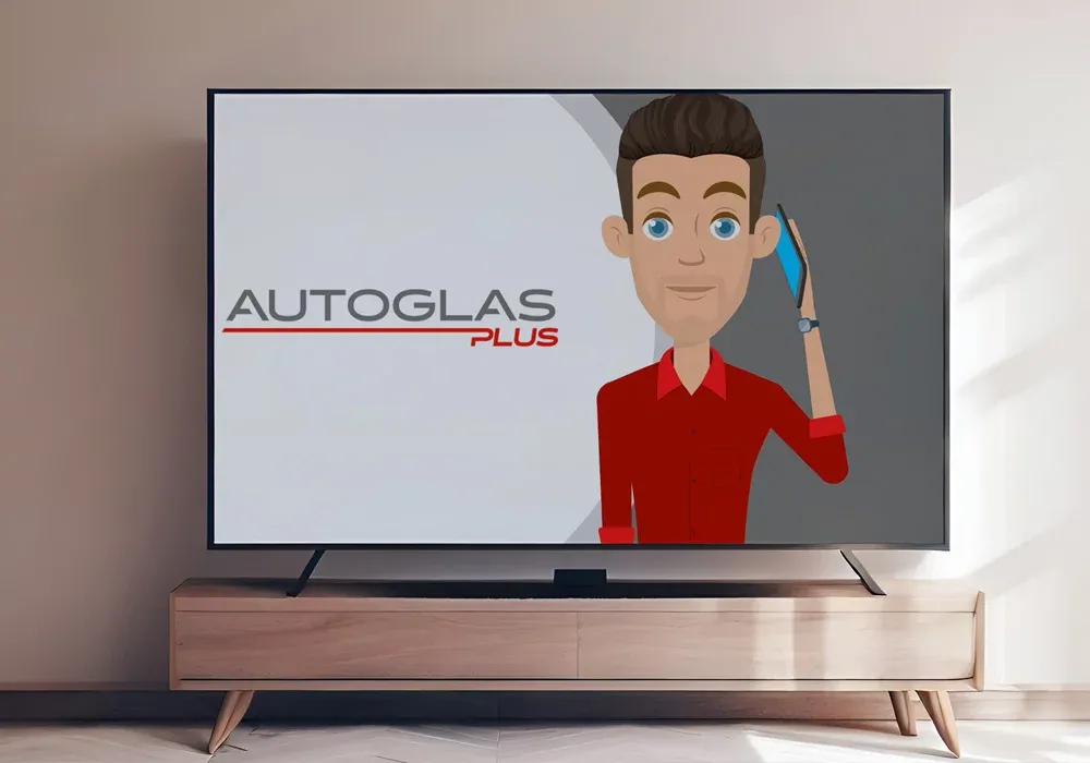 Ein Flachbildfernseher zeigt eine Animation eines Mannes in einem roten Hemd, der ein Telefon in der Hand hält, mit dem Text "AUTOGLAS PLUS" auf dem Bildschirm. Der Fernseher steht auf einem Holzständer.